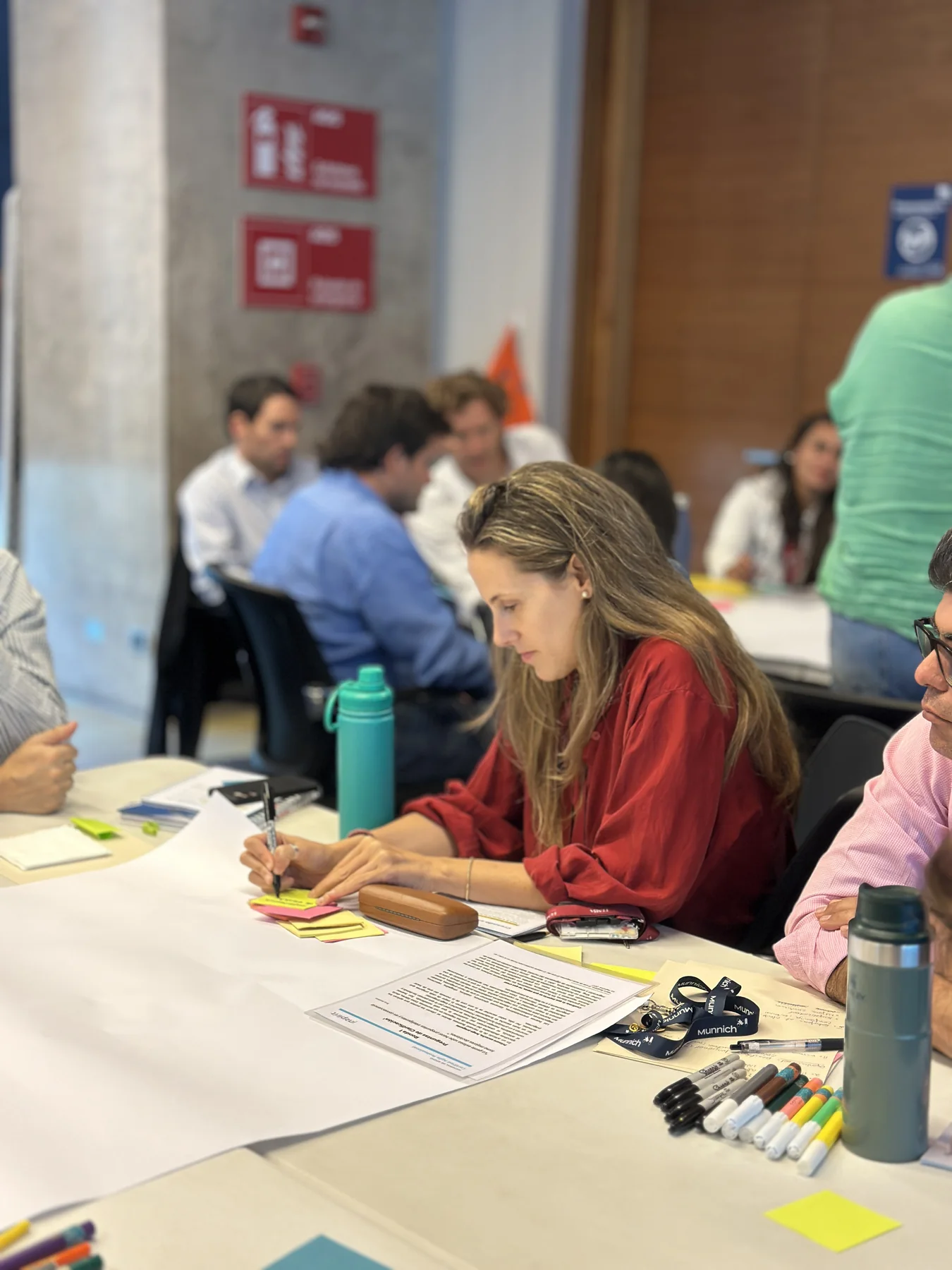 Participante escribiendo durante un taller
