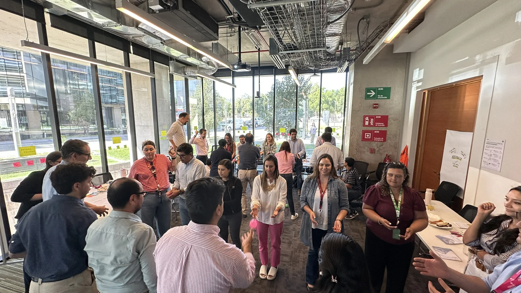 Personas participando en una dinámica colaborativa en sala